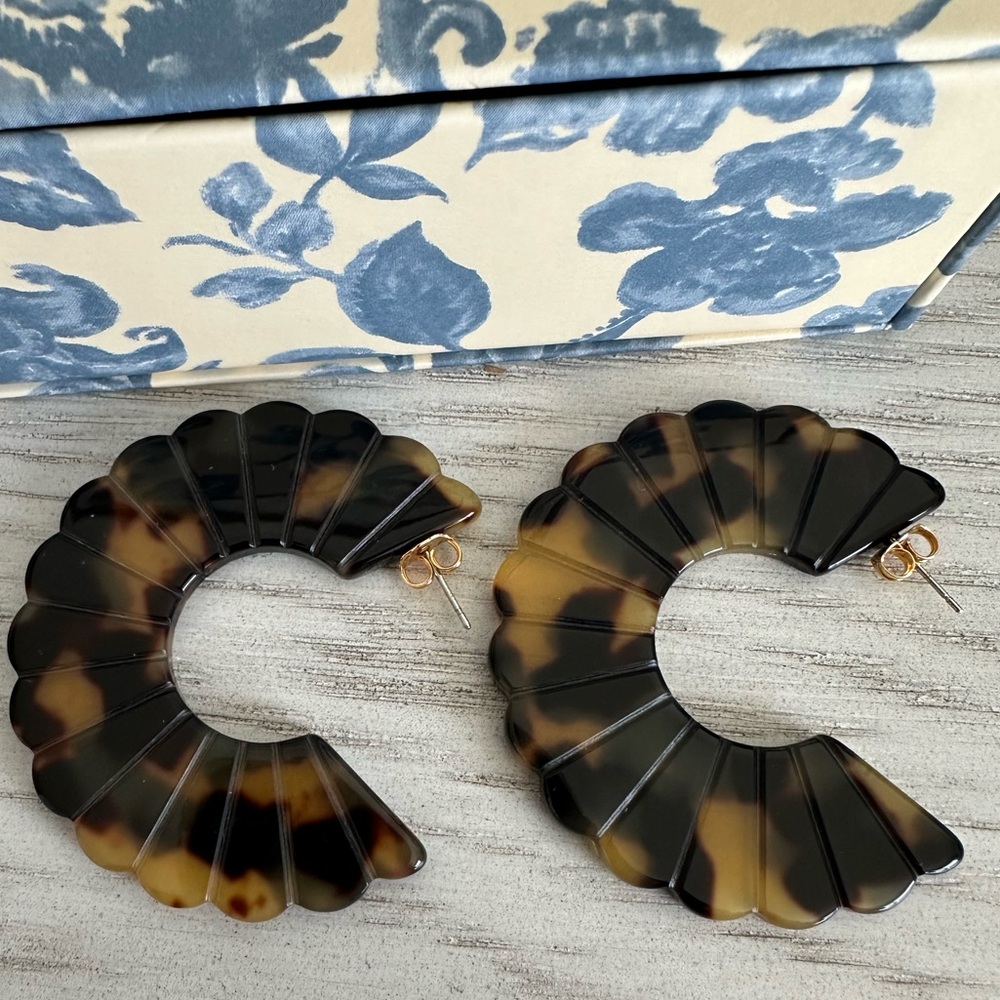 NEW | Sézane Sandy Earrings in Tortoiseshell - Picture 8 of 13